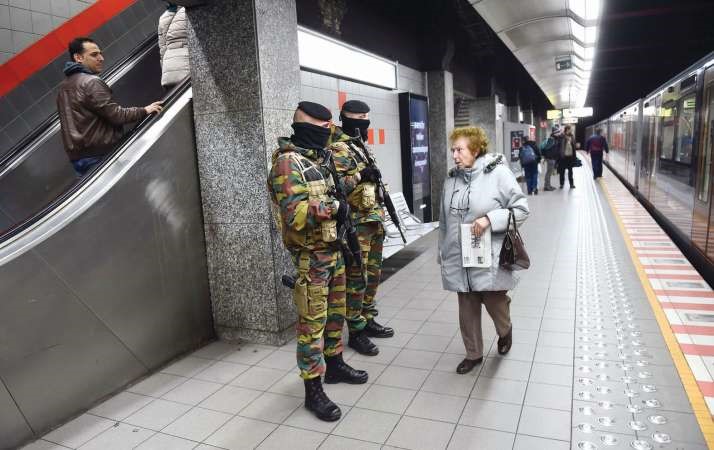 سيدة بلجيكية تمر بجوار عناصر الامنداخل محطة للمترو ببروكسل امس	افپ 
﻿