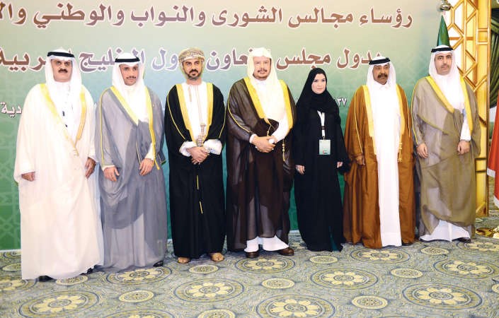 رؤساء البرلمانات الخليجية في لقطة تذكارية قبل بدء الاجتماع﻿