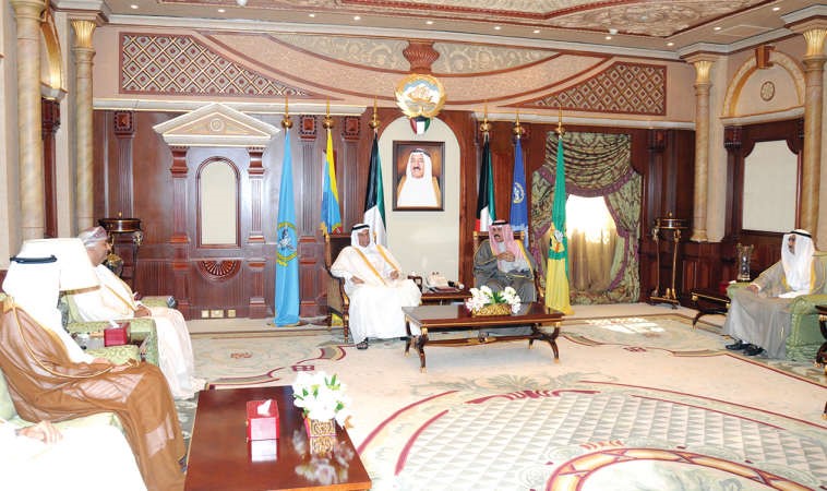  سمو ولي العهد الشيخ نواف الاحمد مستقبلا د يوسف العلي والوزراء المشاركين في مؤتمر الصناعيين الخليجي ﻿