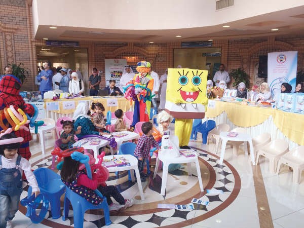 الاطفال يحتفلون داخل المركز