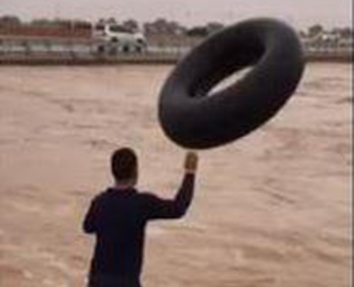 بالفيديو.. متهور سعودي يلقي بنفسه في السيول مستعرضاً أمام المتجمهرين مهارته بالسباحة