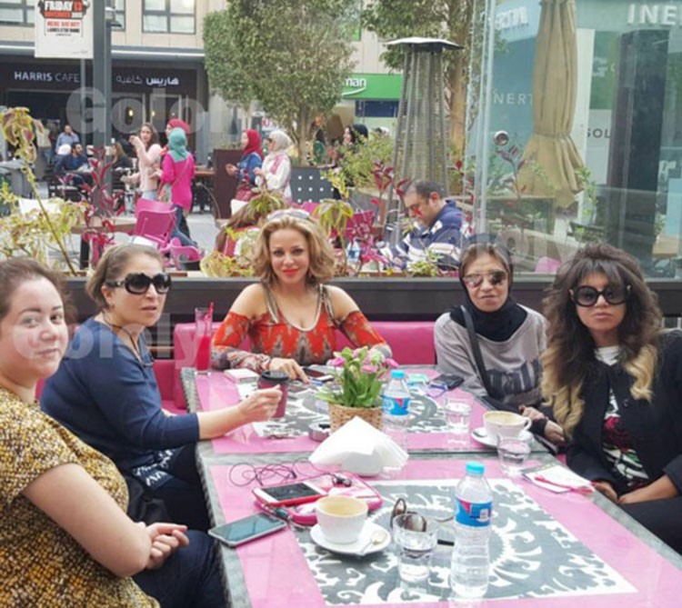 صورة: سوزان نجم الدين مع بوسي وابنتها في احد المقاهي