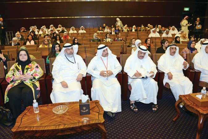اسماعيل الغانم متابعا فعاليات المسابقة