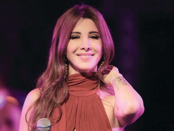 نانسي عجرم بالأحمر في المغرب والجمهور يستقبلها بالورود