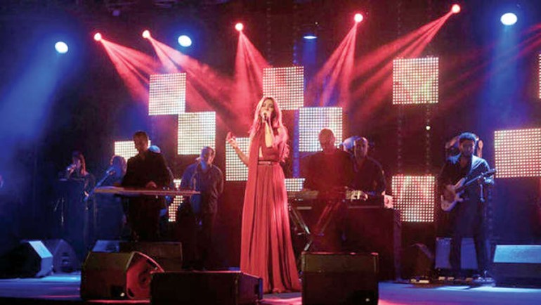 نانسي عجرم بالأحمر في المغرب والجمهور يستقبلها بالورود
