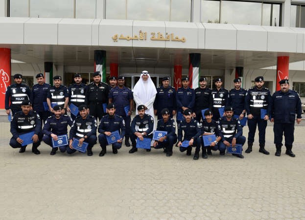 الشيخ فواز الخالد متوسطا المكرمين من مديرية امن الاحمدي 