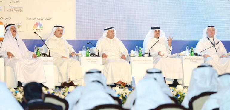 لقطة جماعية للمتحدثين في الجلسة الرابعة بمؤتمر الصناعيين الخليجيين الخامس عشر﻿