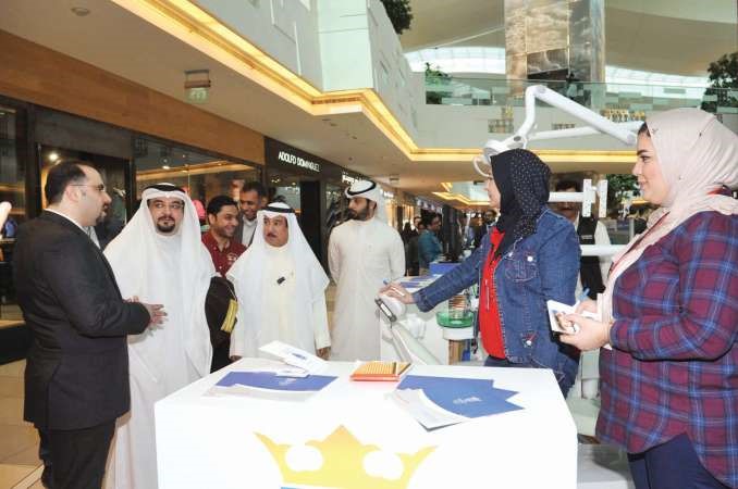 عبدالهادي وجولة في المعرض