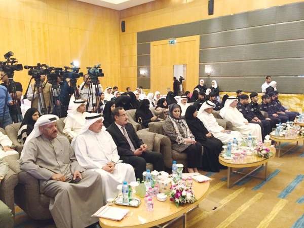 د قيس الدويري متوسطا الحضور 
