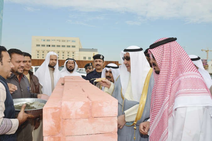 الشيخ فيصل الحمود يضع حجر الاساس﻿