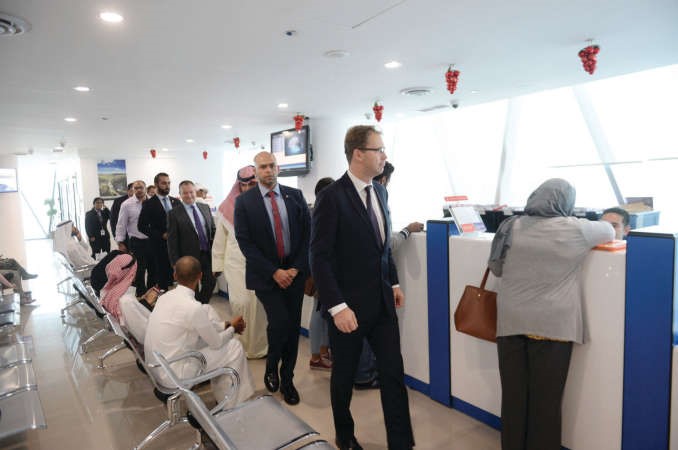 وزير شؤون الشرق الاوسط البريطاني توباياس الوود والسفير ماثيو لودج خلال جولة في مركز التاشيرات