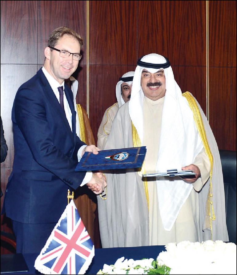 السفير خالد الجارالله ووزير الدولة لشؤون الشرق الاوسط البريطاني توبايس الوود خلال توقيع اتفاقيتي تبادل المجرمين والمساعدة القضائية