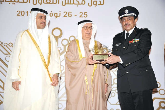 نائب رئيس مجلس الوزراء البحريني الشيخ محمد بن مبارك ال خليفة مكرما العميد علي المعيلي