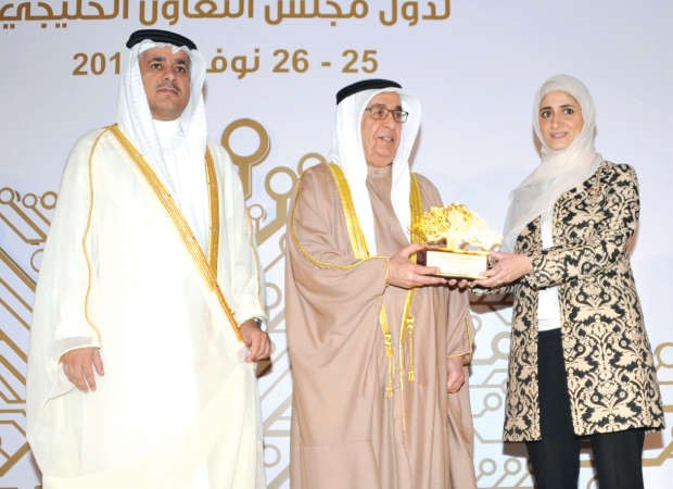 الشيخ محمد بن مبارك ال خليفة مكرما امل المطوع