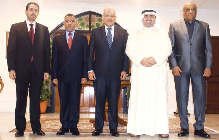 السفير سعد العسعوسي خلال لقائه مع وزير التجارة الماليزي حمزة زين الدين
