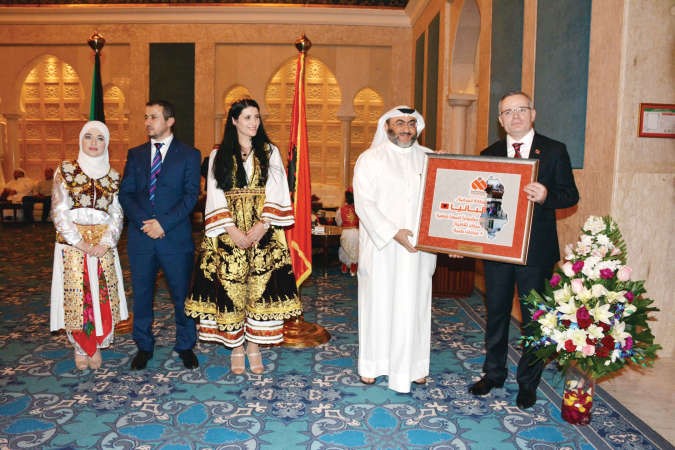 هدية تذكارية من ممثل جمعية الرحمة العالمية للسفير الالباني﻿