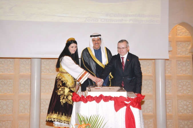 الشيخ سلمان الحمود مشاركا السفير كويتيم مورينا وزوجته قطع كعكة الاحتفال﻿