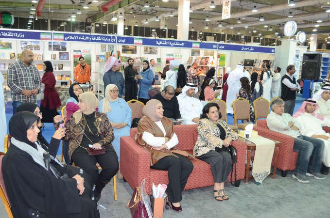 فاطمة الامير تتابع مع الحضور انشطة جناح مكتب الشهيد في المعرض ﻿