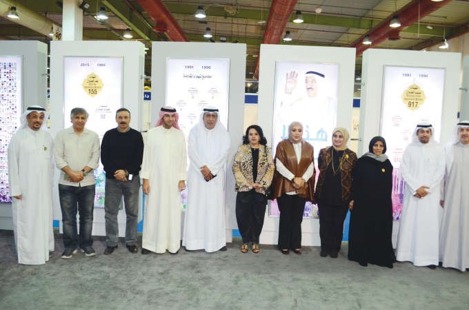 فاطمة الامير متوسطة عددا من الحضور في جناح مكتب الشهيد بمعرض الكتاب﻿