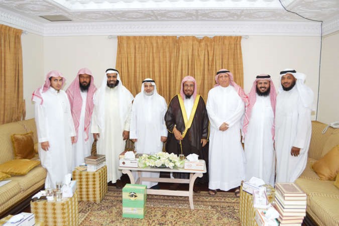 الشيخ عبدالله المطلق متوسطا خليل الشطي وعبدالعزيز الصبيحي والوفد المرافق﻿