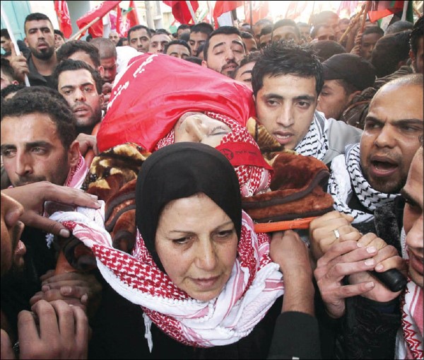 فلسطينيون يشيعون جثمان الشاب خالد جوابرة الذي قضى اثر مواجهات مع الاحتلالفي الضفة امسافپ