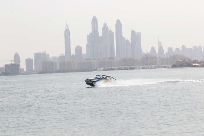 «مهرجان دبي للسيارات» نظم أول استعراض للسيارات البرمائية بالمنطقة
