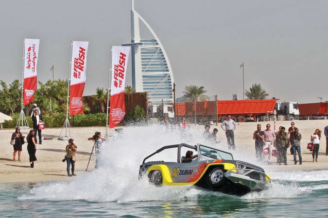 «مهرجان دبي للسيارات» نظم أول استعراض للسيارات البرمائية بالمنطقة