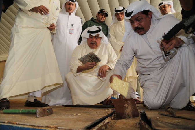 الفريق الفهد واللواء العوضي اثناء الاطلاع على عملية اخفاء الحشيش﻿
