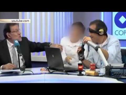 بالفيديو.. رئيس وزراء إسبانيا يضرب ابنه الصغير على الهواء 