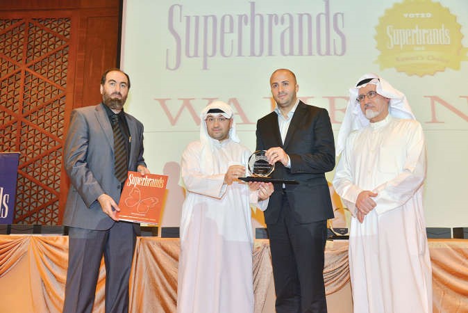 عبدالعزيز ابوشنب يتسلم جائزة سوبر براند بالنيابة عن فريق وهران التجارية