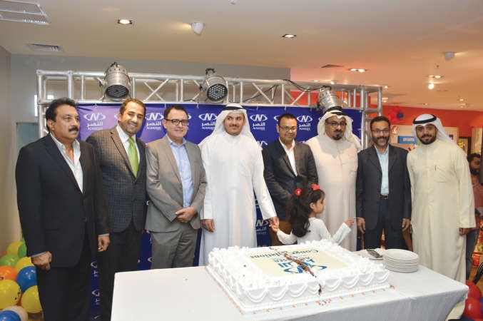 المدير التنفيذي فيصل الرشيد ومدير التسويق في مجموعة النصر باسم جواد ومدير التجزئة فايزل الموس وعدد من الحضور خلال قطع كيكة الحفل انور الكندري