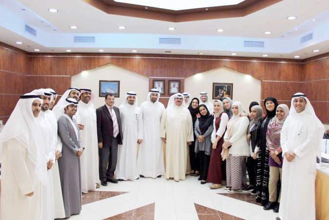 الشيخ فهد المبارك مع كبير المحاضرين بالاذاعة البريطانية فؤاد عبد الرازق وعدد من مذيعي ومراقبي الاذاعة﻿