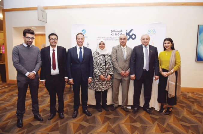 دبدر العيسى وسفيرنا لدى الولايات المتحدة الشيخ سالم العبدالله مع ممثلي شركة المشاريع وبنك برقان والمتحدة لادارة المرافق