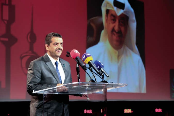 المدير التنفيذي للعلاقات والاتصالات وليد الخشتي ملقيا كلمة زين 