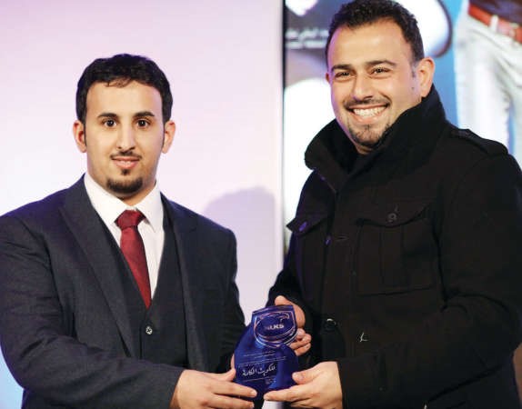 عبد الرزاق العيسى متسلما درعا تكريمية لرعاية VIVA للمؤتمر ﻿