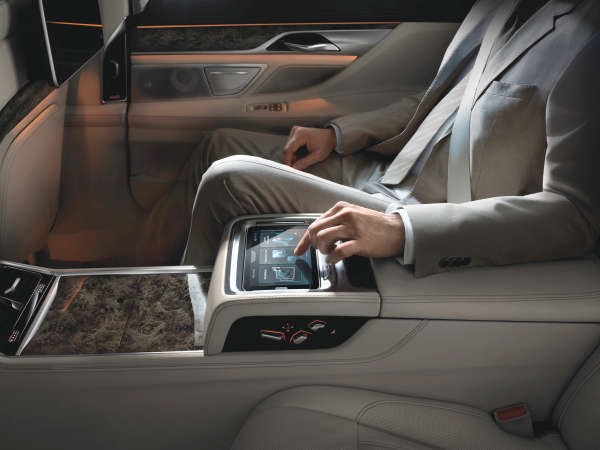 «علي الغانم وأولاده للسيارات» تطلق الجيل السادس من الأيقونة الفاخرة  BMW الفئة السابعة مفهوم جديد للتنقل الفاخر في الكويت