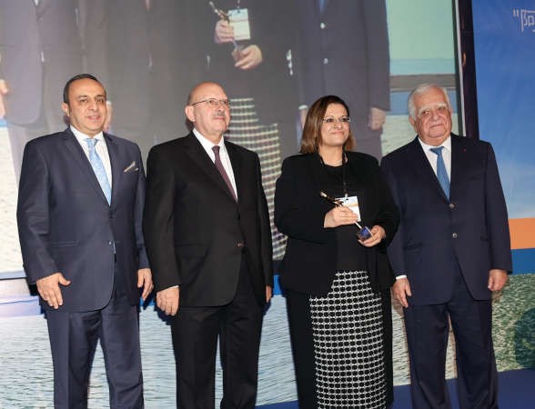 محمد بركات ووسام فتوح اثناء تسليم الدرع التكريمية لالهام محفوظ ﻿
