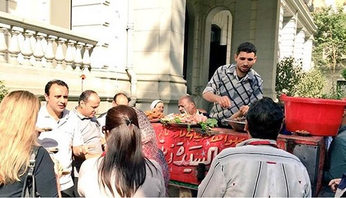 "عربية فول" داخل السفارة البريطانية في مصر.. والسفير: "اللمة حلوة وجبنا أحلى عربية من السيدة زينب"
