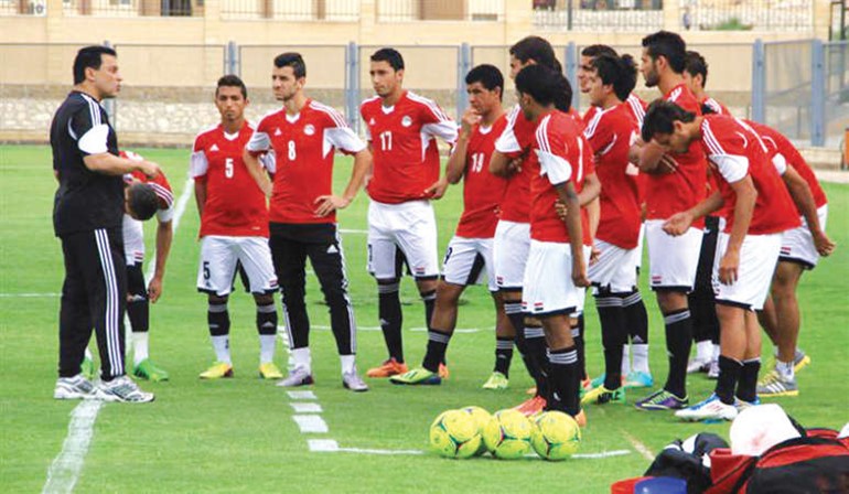 لاعبو المنتخب المصري الاولمبي يستمعون لتوجيهات المدرب حسام البدري