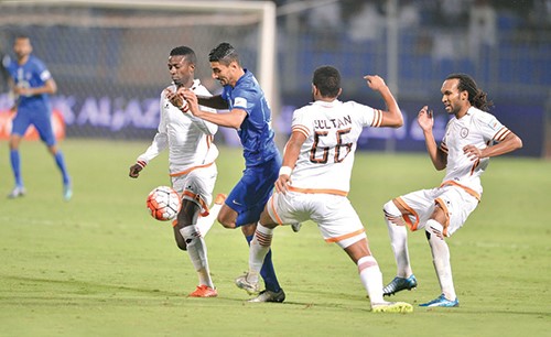 محترف الهلال الميدا يتعرض للمضايقة من مدافعي الشباب