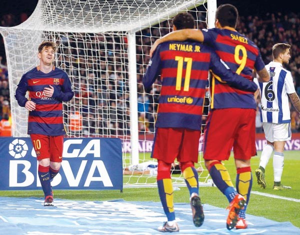 ثلاثي برشلونة الناري تناوب على تسجيل رباعية الفريق رويترز