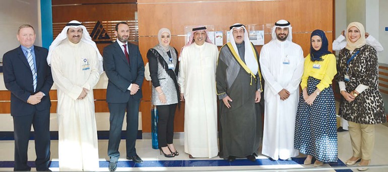 الفريق الركن م فهد احمد الامير والشيخ محمد الجراح وعدد من مديري البنك اثناء افتتاح الفرع الجديد 