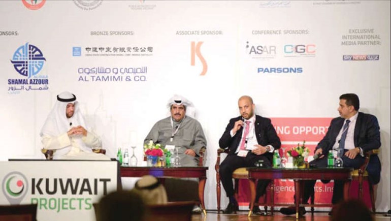مناجي الصقر متوسطا بعض الحضور خلال المؤتمر﻿