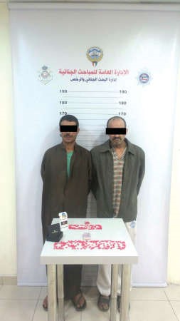 الوافدان تاجرا انصاف حبات الفراولة ﻿