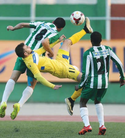 ضربة مقصية من لاعب العهد وسط مدافعي الانصار