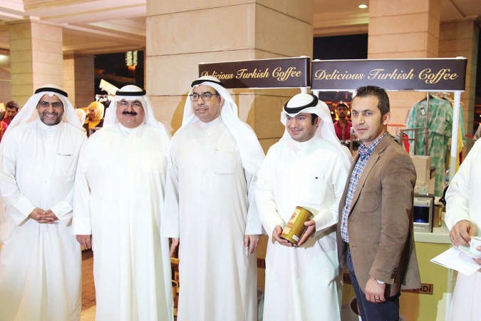 فوزي المجدلي متوسطا بعض الحضور﻿