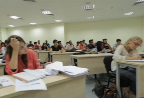 بالفيديو.. هل هكذا سيكون الصف الدراسي بعد 10 أعوام؟