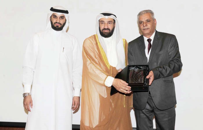درع تقديرية من الاتحاد العربي للبتروكيماويات الى دعلي العمير﻿