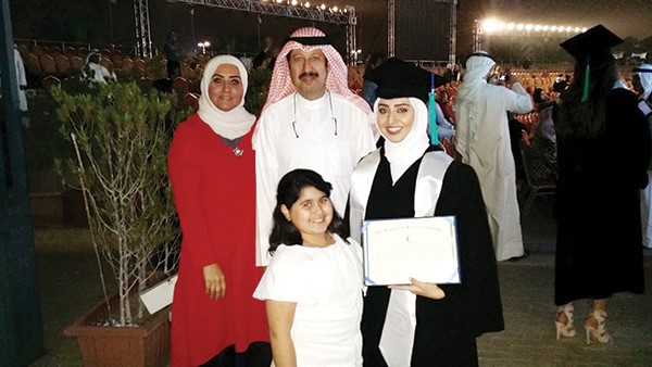 روان احمد الشريف تتوسط اسرتها
