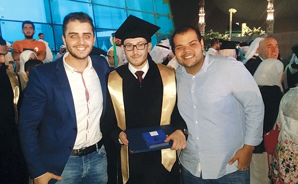 علي بيدس يتوسط زميليه علاء واحمد اسماعيل